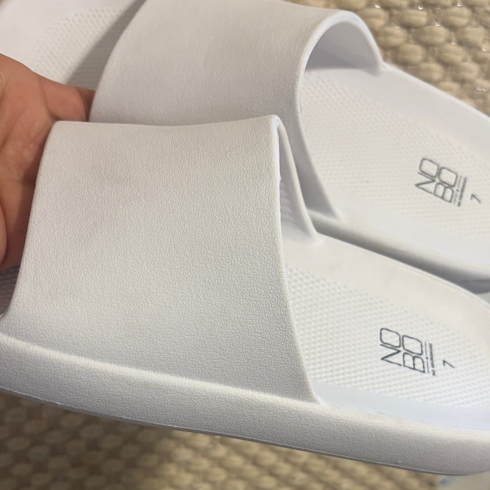 No Boundaries Classic White Slides - Picture 11 of 13